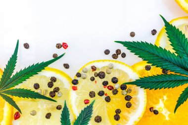 Yapraklı kenevir konsepti limon portakalı ve biberli beyaz arka planda
