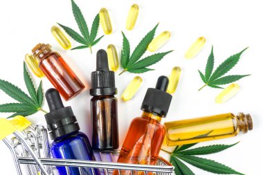 CBD kapsülleri alışveriş arabasındaki yaprakları yağlar, Alışveriş Keneviri ürünleri kavramı beyaza izole edilir