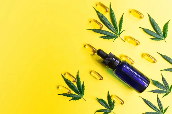 Cbd Cannabidiol Fles Capsules Cannabis Bladeren Gele Achtergrond Alternatieve Geneeskunde — Stockfoto