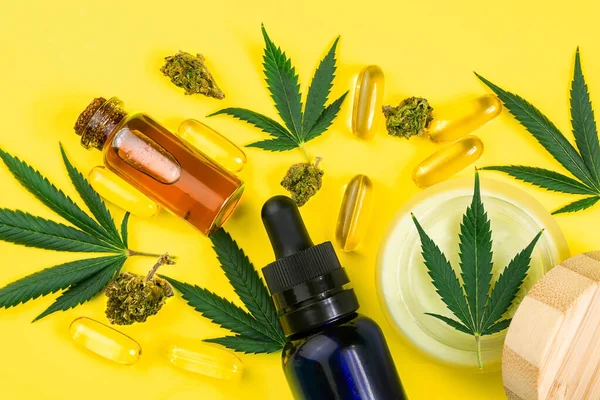 Cbd Oliën Capsules Bloemknoppen Huidverzorging Crème Bladeren Geïsoleerd Geel Alternatieve — Stockfoto