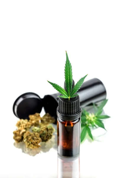 Recipiente Con Capullos Marihuana Medicinal Aceite Cbd Aislado Blanco — Foto de Stock