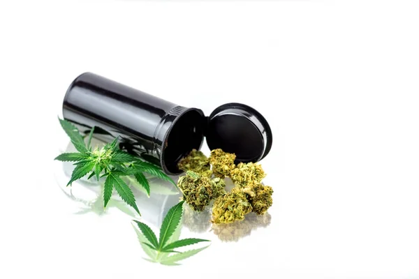 Envase Con Capullos Marihuana Medicinal Aislados Blanco — Foto de Stock