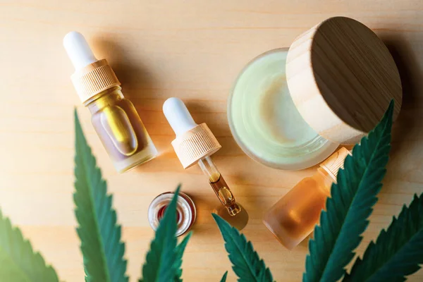 Flat Lay Cbd Cannabis Olie Hand Huidcrème Alternatieve Geneeskunde Hennepproducten — Stockfoto