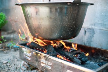 Açık ateşte kazan, ahşap ızgarada güveç çorbası, açık havada yemek.