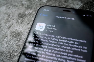 Viyana Avusturya 20 Eylül 2021: iPhone 12 ve iOS 15 güncelleme ekranı, iPhone aygıtları için yeni işletim sistemi