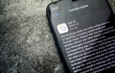 Viyana Avusturya 20 Eylül 2021: iPhone 12 ve iOS 15 güncelleme ekranı, iPhone aygıtları için yeni işletim sistemi
