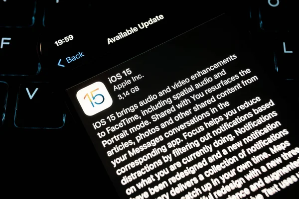 Viyana Avusturya 20 Eylül 2021: iPhone 12 ve iOS 15 güncelleme ekranı, iPhone aygıtları için yeni işletim sistemi