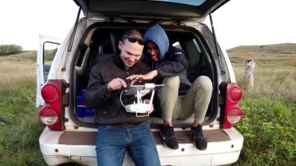 Pai e filho aprendem a pilotar um drone na Ilha de Páscoa em Back of Car — Vídeo de Stock