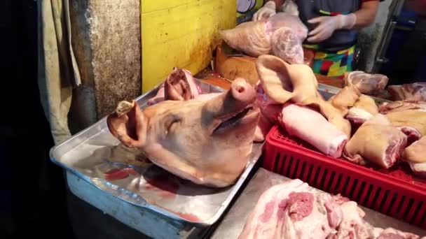 Cabeza de cerdo acostada en la mesa del vendedor de cerdo — Vídeo de stock