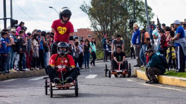 Cuenca, Ekvador - 3 Kasım 2015 - Gençler sabun kutusu arabalarıyla yarışıyor