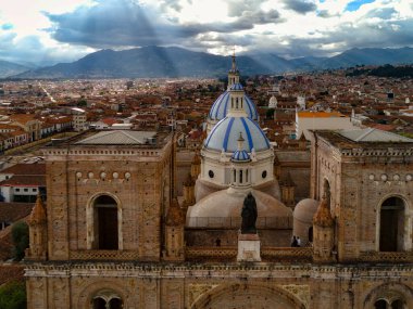 Cuenca, Ekvador - 21 Ekim 2017 - Şehrin merkezindeki Yeni Katedral 'in havadan görünüşü