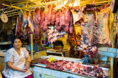 Cuenca, Ekvador - 10 Kasım 2012: Kadın et satıyor