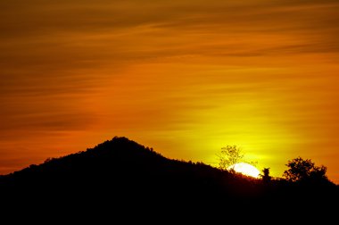 dağ ve gün batımı