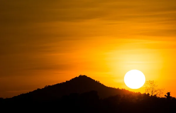 dağ ve gün batımı