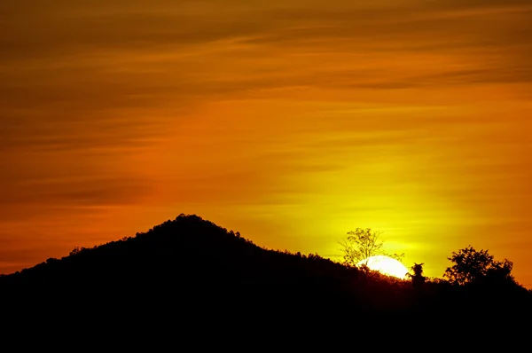 dağ ve gün batımı