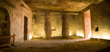 Eski bir Mısır mezarına sütunlu bir giriş resmi.