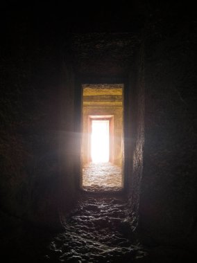 Antik bir mezardan bir resim insana ışığa gitme hissi verir.