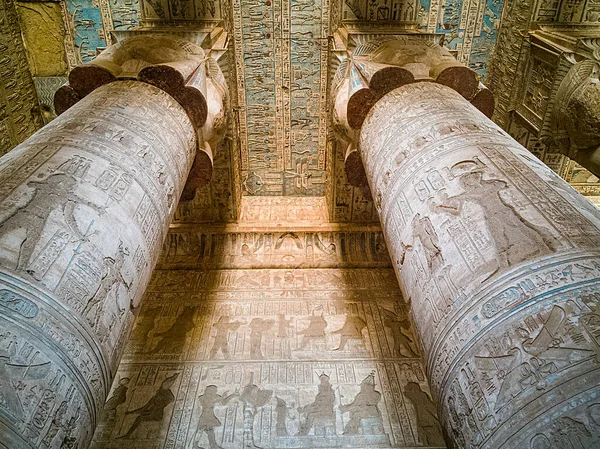 Ősi Hieroglifák Mennyezetének Faragása Gyönyörű Rajzokkal — Stock Fotó