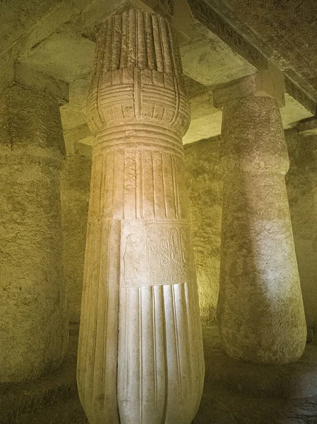 Une Image Une Colonne Magnifiquement Sculptée Ancien Tombeau Égyptien — Photo