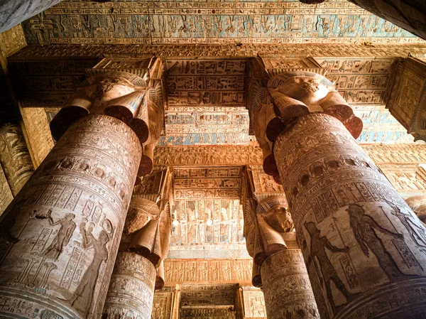 Antiguas Columnas Templos Egipcios Con Jeroglíficos Inscritos —  Fotos de Stock