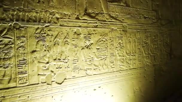 Oude Egyptische Tempel Muur Die Heiroglyphic Inscritptions Koning Overwinningen Heeft — Stockvideo
