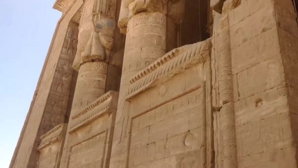 Ній Зображено Вхід Храму Колонами Величезний Фасад Стародавнього Єгипетського Храму — стокове відео