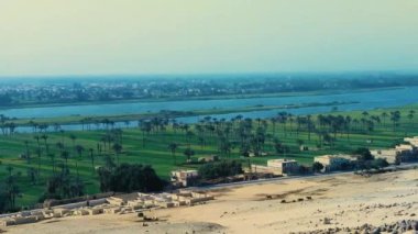 Bir dağın tepesinden yeşil bir tarlanın manzarası.