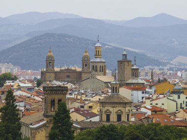 Pamplona arka planda dağların panoramik.