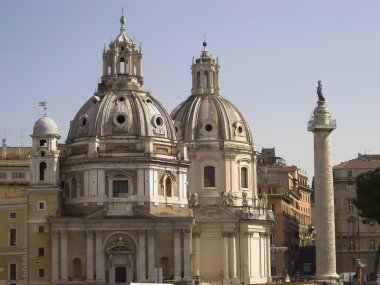 Santa Maria di Loreto Kilisesi ve Colonne Trajane iki kubbe.