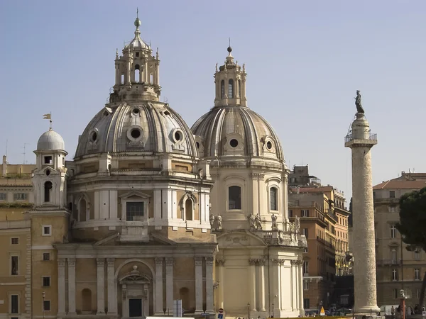 Dos cúpulas de la Iglesia de Santa Maria di Loreto y Colonne Trajane . — Foto de Stock