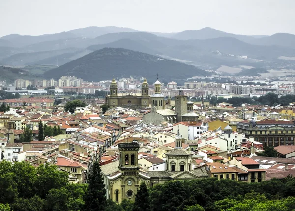 Panoramautsikt över Pamplona på bakgrund av berg. — Stockfoto