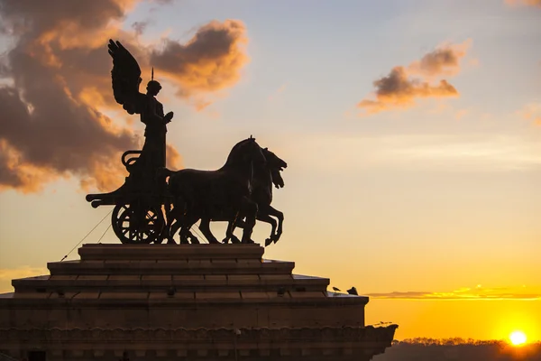 Diosa Victoria cabalgando en quadriga, Altar de la Patria al atardecer. Roma, Italia — Foto de Stock