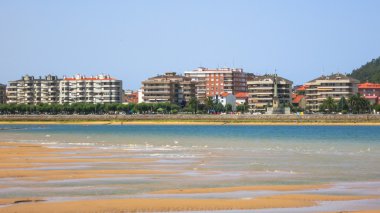 İspanya'nın sahil Santona şehrin arka planda görünümünü. Cantabria, İspanya.