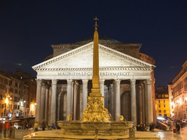 Roma Pantheon Meydanı gece. İtalya