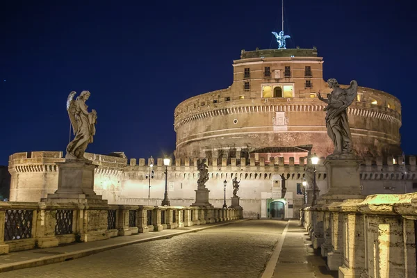 Ponte sant éjszakai kilátás vezető castel sant angelo angelo éjjel. Róma, Olaszország. — Stock Fotó
