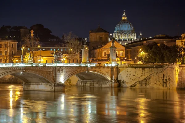 Ponte Angelo e Basílica de São Pedro no crepúsculo, Roma, Itália — Fotografia de Stock
