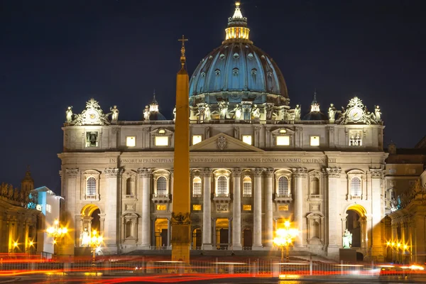 A Pápai bazilika a Saint Peter a Vatikánban (bazilika Papale di San Pietro a Vatikán). Éjszakai élet. — Stock Fotó