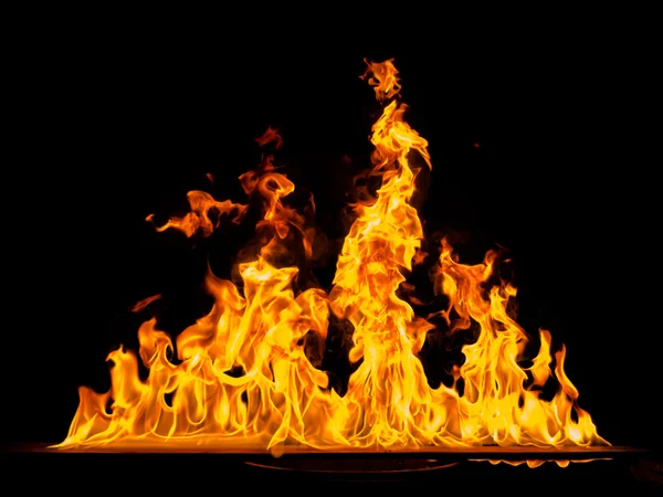 Siyah arkaplanda yangın alevi.