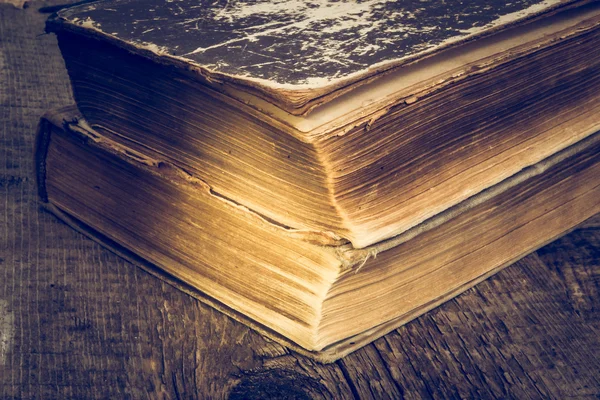 Eski kitaplar bir grunge tarzı ahşap masa üzerinde. Renk tonlu