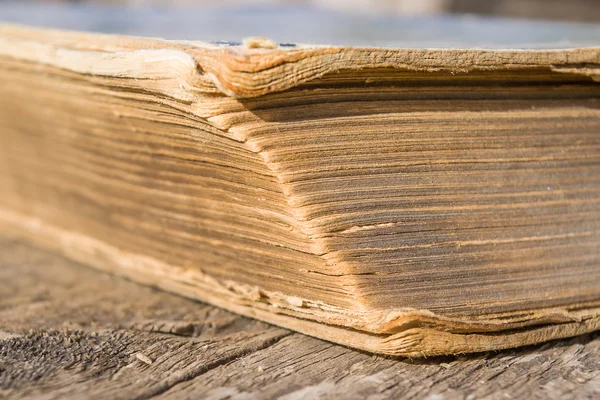 Libros viejos sobre mesa de madera. Enfoque selectivo . —  Fotos de Stock