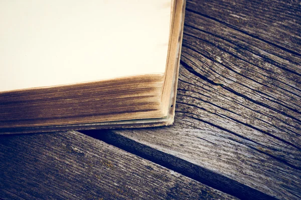 Libros viejos sobre mesa de madera. Color tonificado . — Foto de Stock