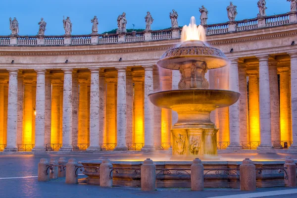 Fuente en la Plaza de San Pedro en la ciudad del Vaticano en el crepúsculo. Italia — Foto de Stock