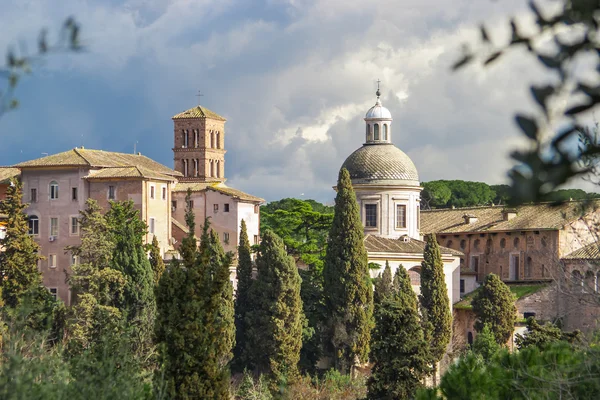 Urbano escénico de Roma con cúpula e iglesias en el marco de las hojas. Italia . — Foto de Stock