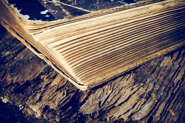 Ahşap masa üzerine eski kitap. Renk tonlu.