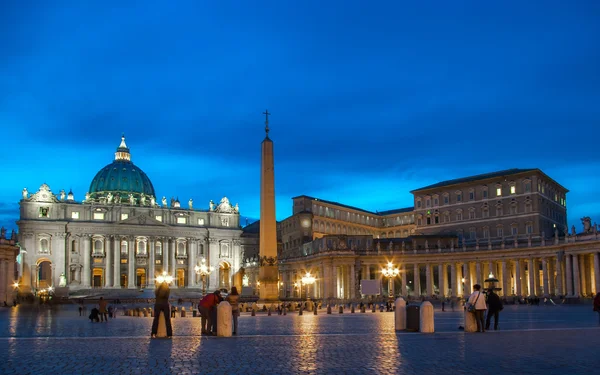 A Pápai bazilika a Saint Peter a Vatikánban (bazilika Papale di San Pietro a Vatikán). Éjszakai élet. — Stock Fotó