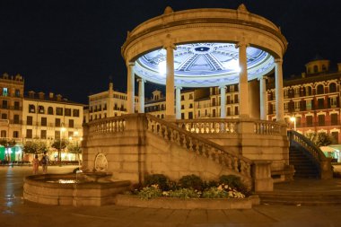 Gazebo gece görünümünü kare Castillo Pamplona üzerinde. : Navarra, Spain