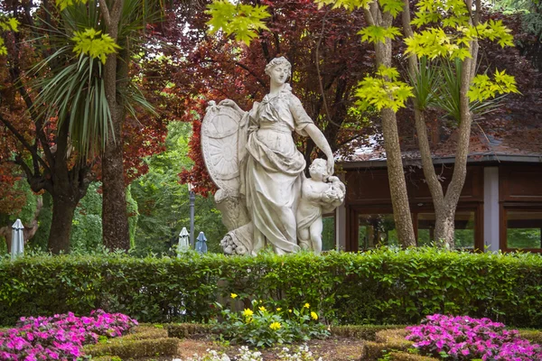 Park Heykel kadın ve çocuk. Pamplona, İspanya.