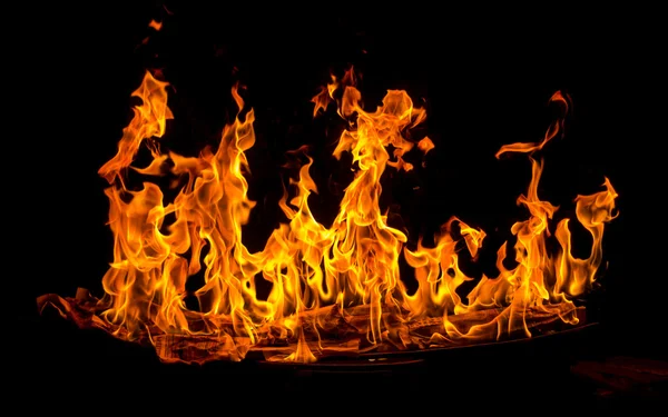 Siyah arkaplanda yangın alevi.