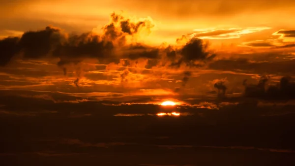 Kızıl gökyüzü günbatımı fırtınalı bulutlar.