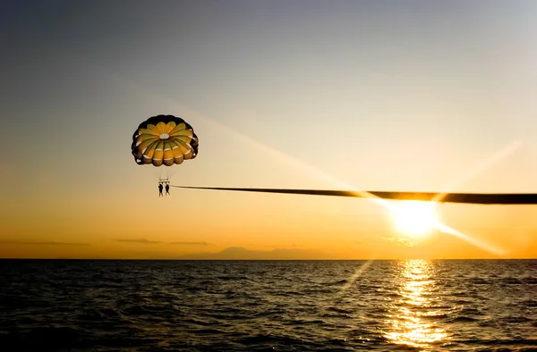 Parasailing during sunset — Stock Photo, Image